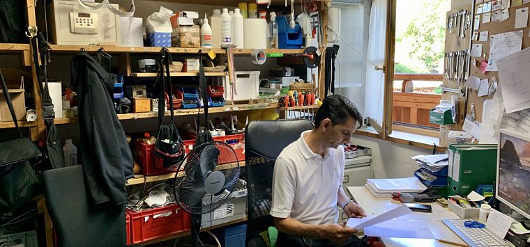 Hausmeister Michael in seinem Büro