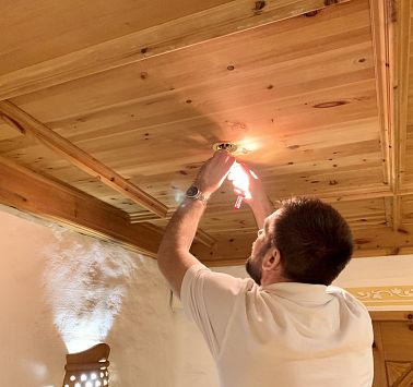 Hausmeister wechselt Lampe