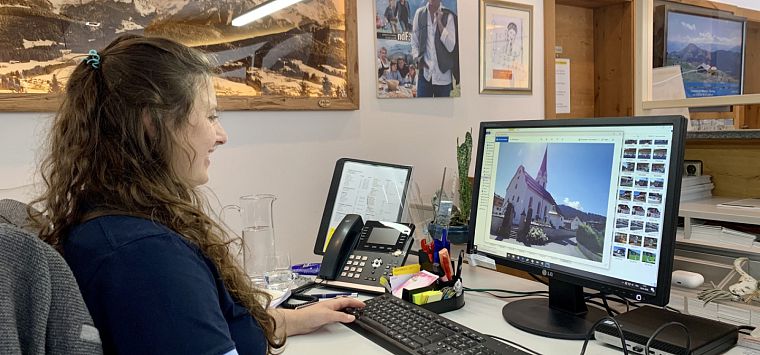 Infobüromitarbeiterin vor PC