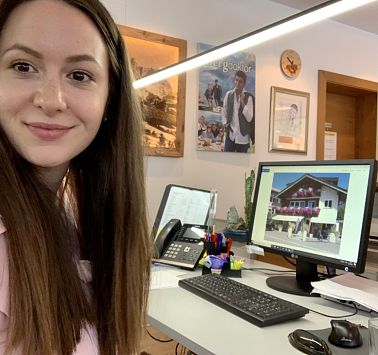 Jenny Koller beim Arbeiten im Infobüro Ellmau