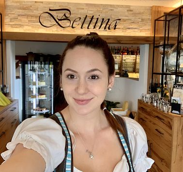 Jenny im Cafe Bettina