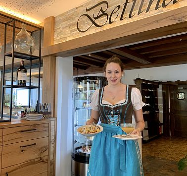 Jenny serviert Kaiserschmarrn
