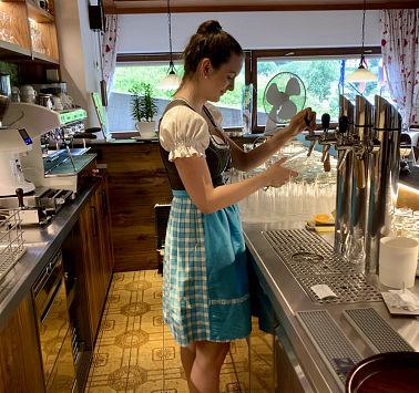 Jenny an der Zapfsäule