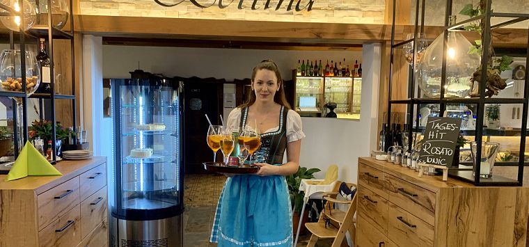 Jenny als Kellnerin im Cafe Bettina