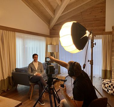 Hotelbesitzer vor der Kamera