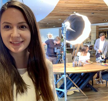 Jenny nimmt an Videodreh teil