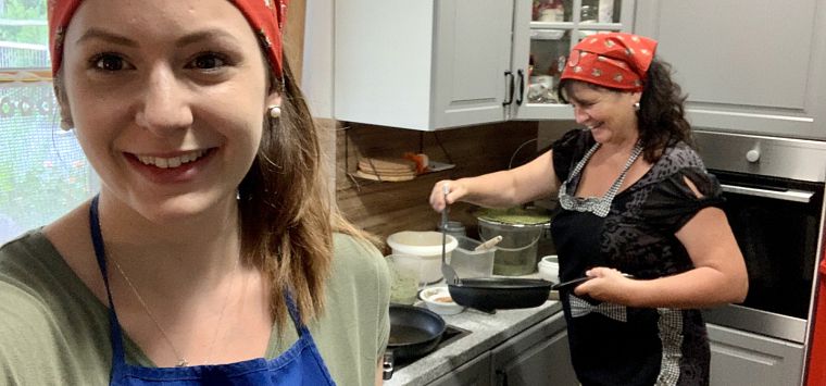 Jenny und Ingrid beim Frühstück vorbereiten