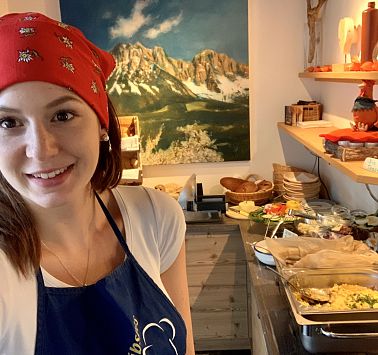 Jenny vor dem Frühstücksbuffet