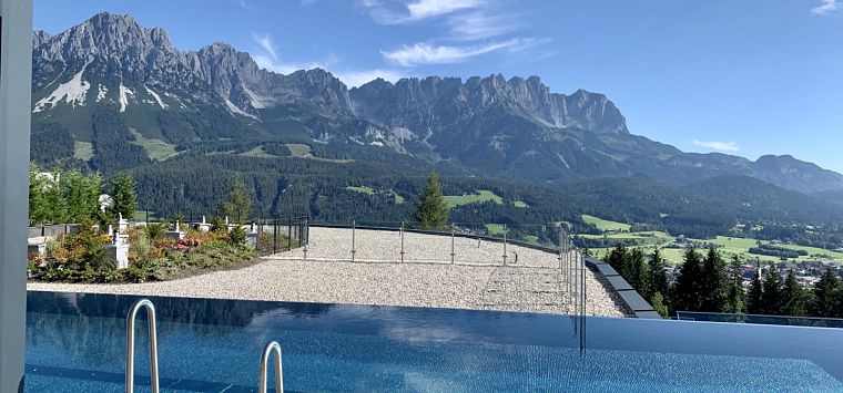 Infinitypool mit Blick auf Wilden Kaiser