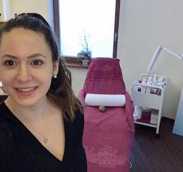 Jenny vor einer Liege