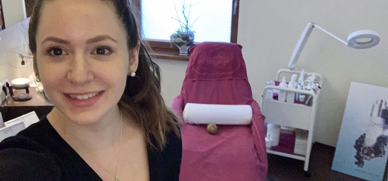 Jenny vor einer Liege