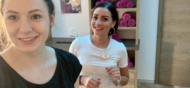 Jenny mit Beautykollegin