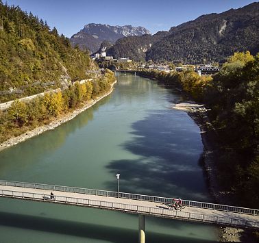 Drohnenaufnahme von Radfahrern auf Brücke