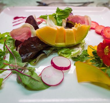 Blick auf ein buntes Teller voller Obst und Gemüse