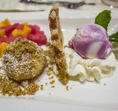 Blick auf einen Teller mit gemischten Dessert-Varianten