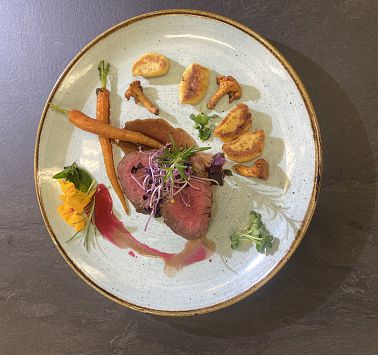 Blick von oben auf Teller mit Fleisch und Gemüse