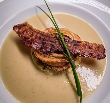 Blick von Oben auf Suppe mit Teig und Fleisch