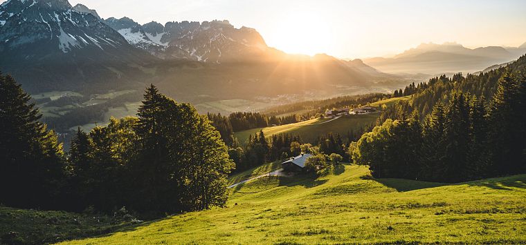 Die ersten Sonnenstrahlen über den Bergspitzen des Wilden Kaisers