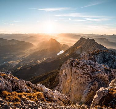 Blick auf einen kleinen See vom Gipfel bei Sonnenuntergang