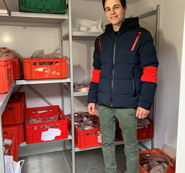 Christian steht im Kühlschrank