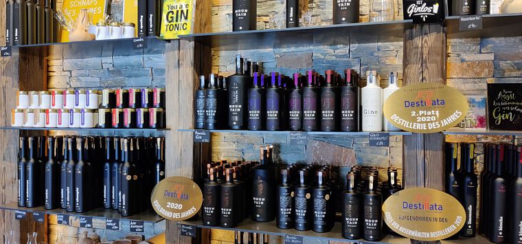 Regal mit verschiedenen dunklen Flaschen