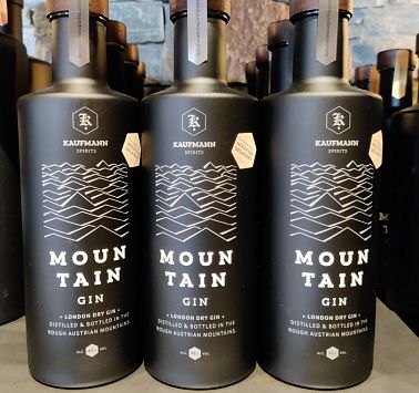 Edle dunkle Flaschen mit der Aufschrift "Mountain Gin"