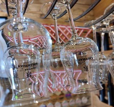 Schnapsgläser hängen von der Decke