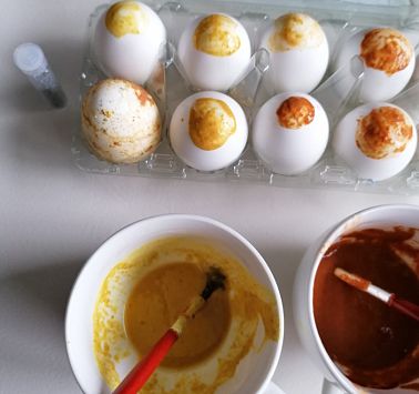 Eier in Eierschale und verschiedene natürliche Farben