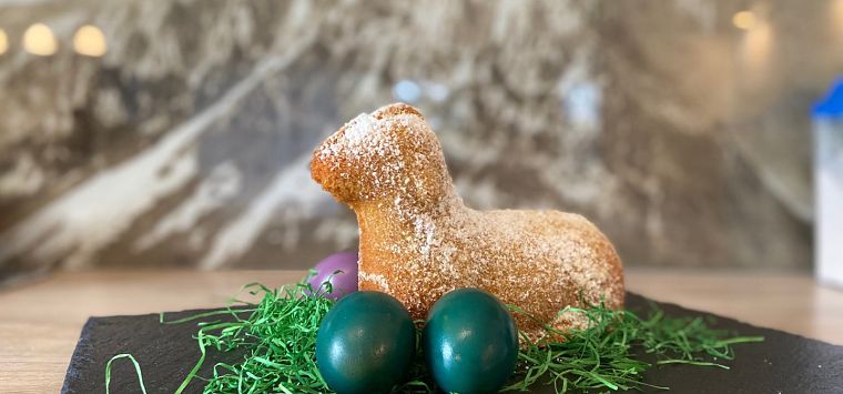 Osterlamm mit Ostereiern