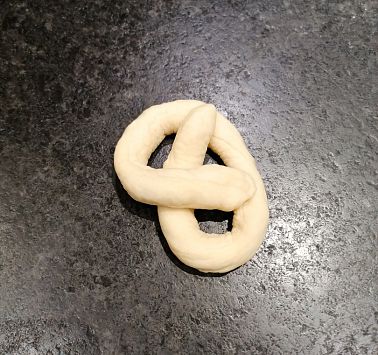 Geformte Palmbrezeln vor dem Backen