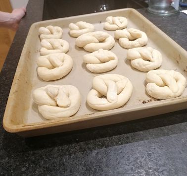 Fertige Palmbrezeln auf dem Backblech