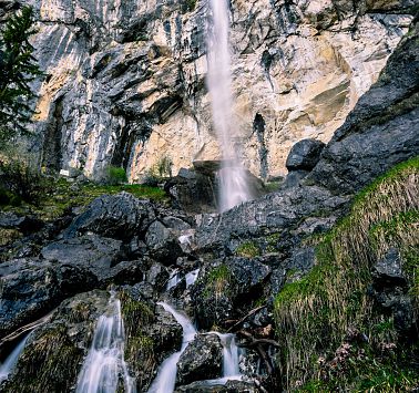 Blick auf einen Wasserfall an einem Felsen