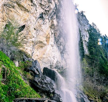 Seitlicher Blick auf Wasserfall an Felsen