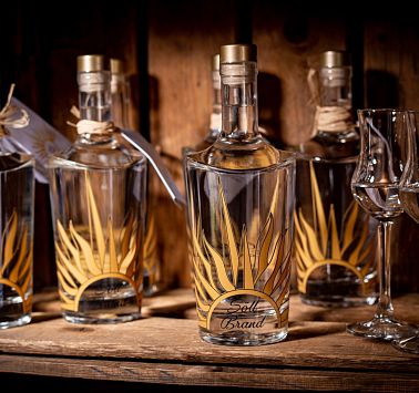 Mehrere Glasflaschen mit gelben Sonnenstrahlen