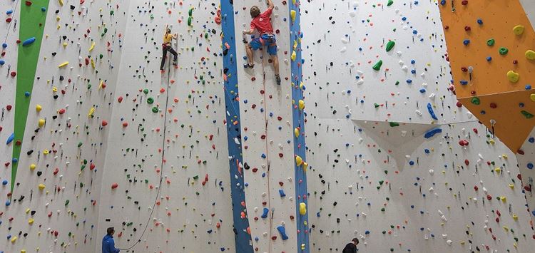 Proefklimmen in de klimhal van het Kaiserbad in Ellmau