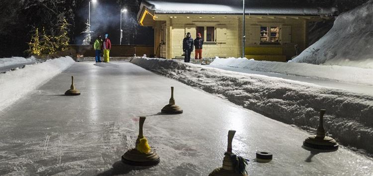 Eisstockschießen am Eislaufplatz in Going