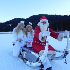Der Weihnachtsmann kommt zu den Kindern auf die Skiwiese