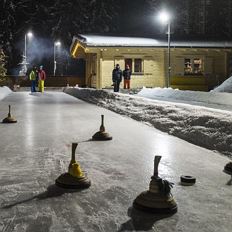 Eisstockschießen am Eislaufplatz in Going