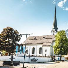 Guided tour through the church in Scheffau