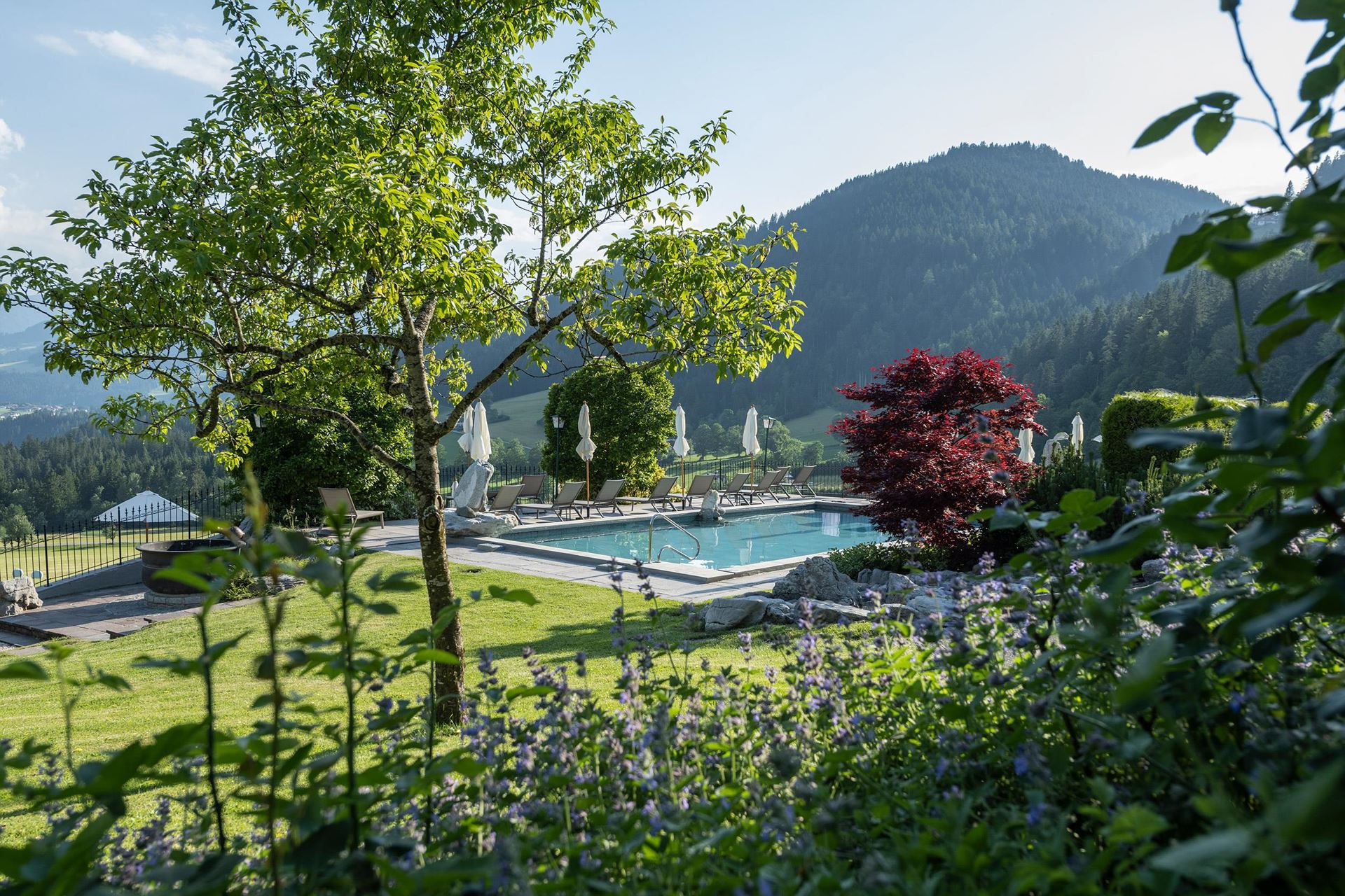 Söll-AlpenSchlössl-Hotel-Garten-Freischwimmbad