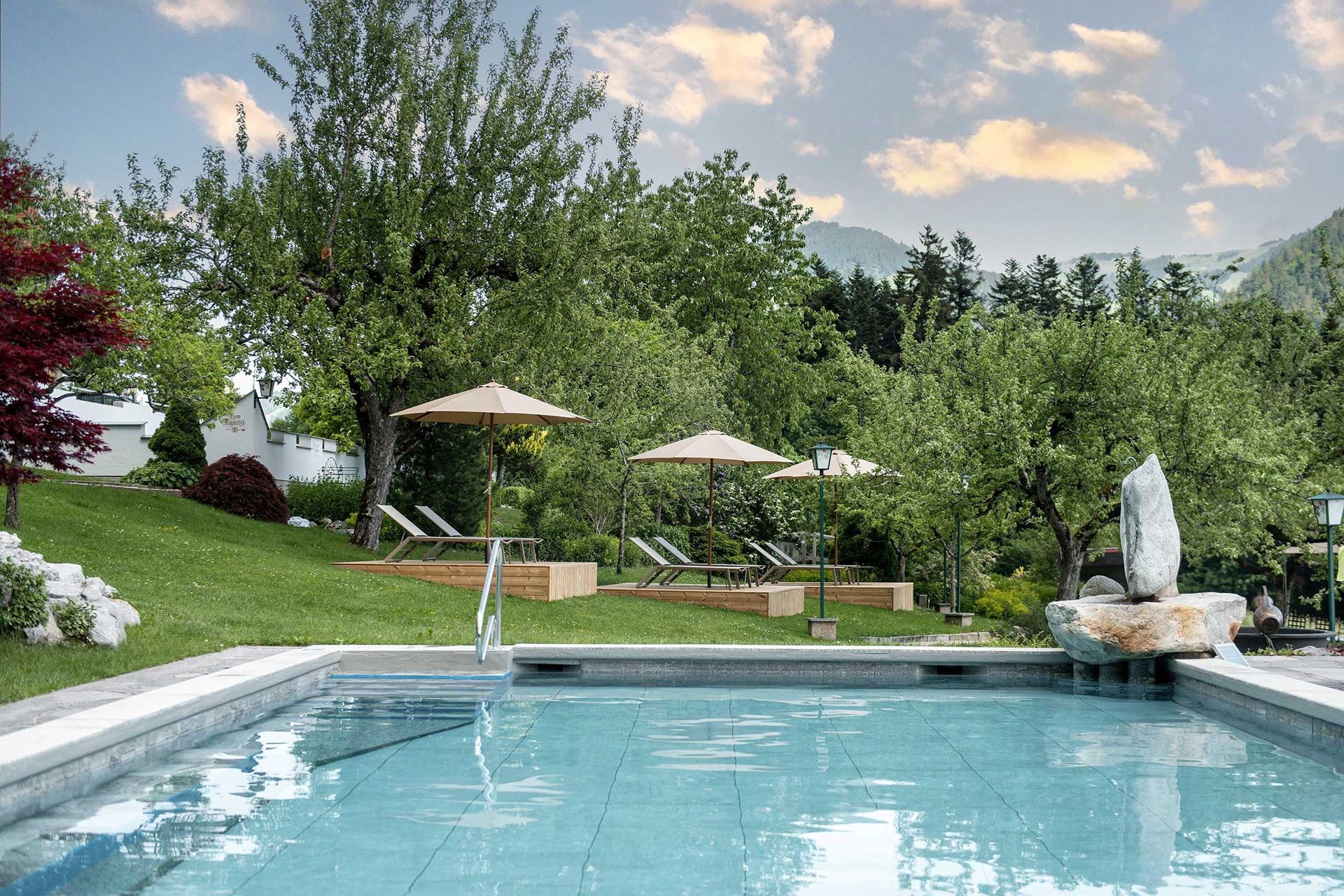 Söll-Freischwimmbad-Hotel-AlpenSchlössl-Bergwelt