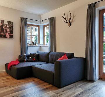 gemütliche Couchecke mit TV und Radio