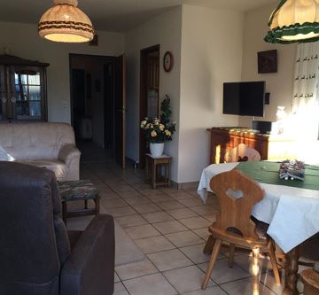 Wohnzimmer mit Zugang nach Küchen und Flur