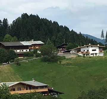 IMG_4813 Ausblick zum Bergdoktor Haus