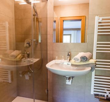 Badezimmer mit Dusche & WC