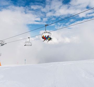 web-skifahrer-auf-lift-wilder-kaiser-foto-peter-vo