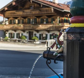 Brunnen mit Hintergrund Postbauer