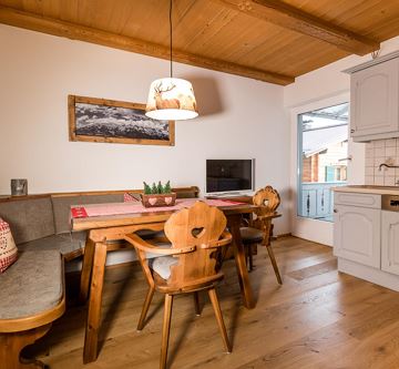Wohnzimmer mit Küche und Sofa + TV