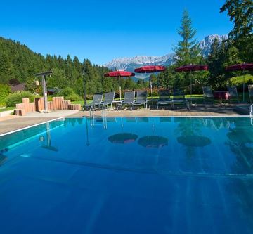 Schwimmbad aussen mit Blick zum Wilden Kaiser