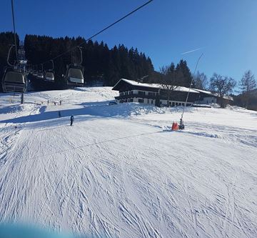 Skipiste neben dem Haus